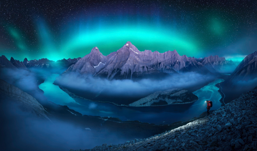 Красивый вид сверху на северное сияние над горами