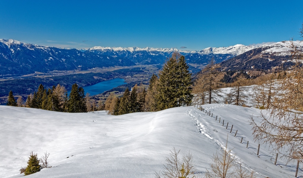 Красивый вид с заснеженной горы 