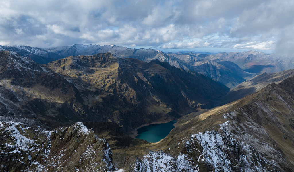 Красивый вид на величественные горы под белыми облаками