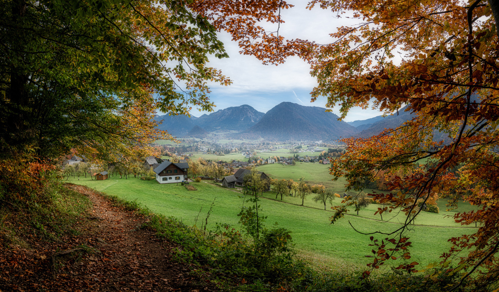 Красивый вид на живописные горы и город