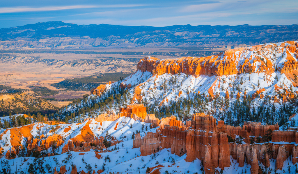 Красивый вид на заснеженный каньон