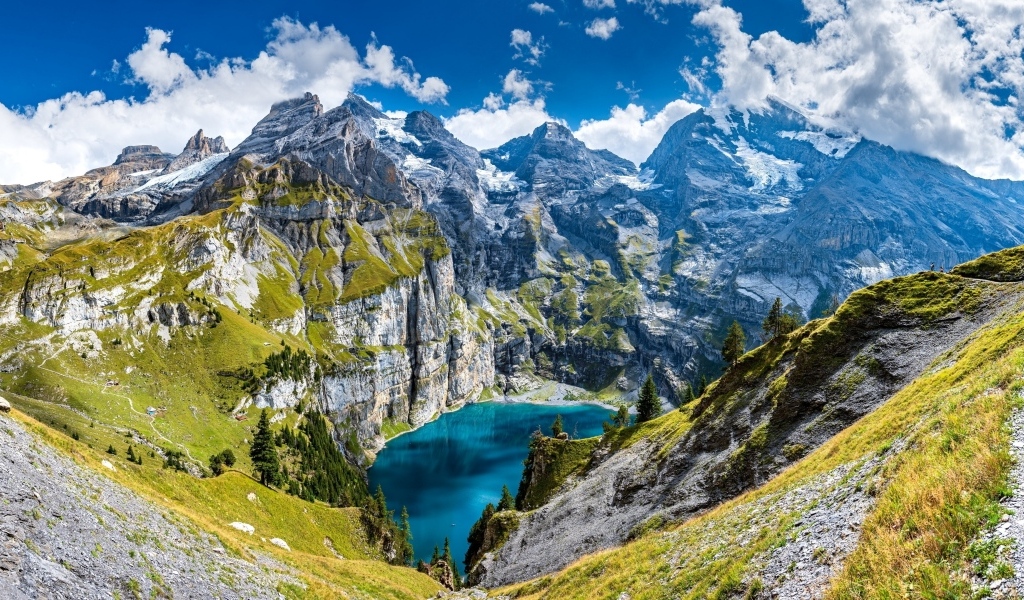 Голубое озеро в горах летом