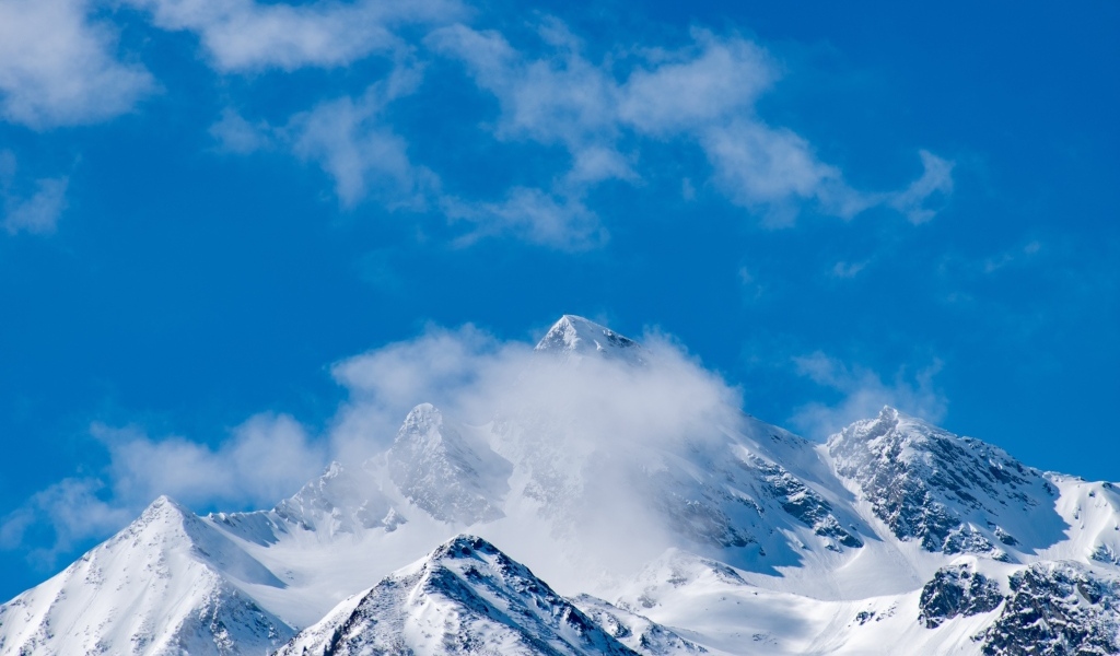 Голубое небо над покрытыми снегом горами