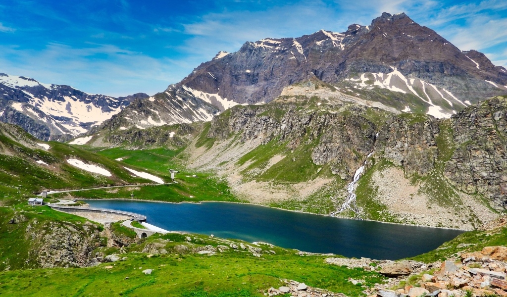 Высокие скалистые горы под голубым небом