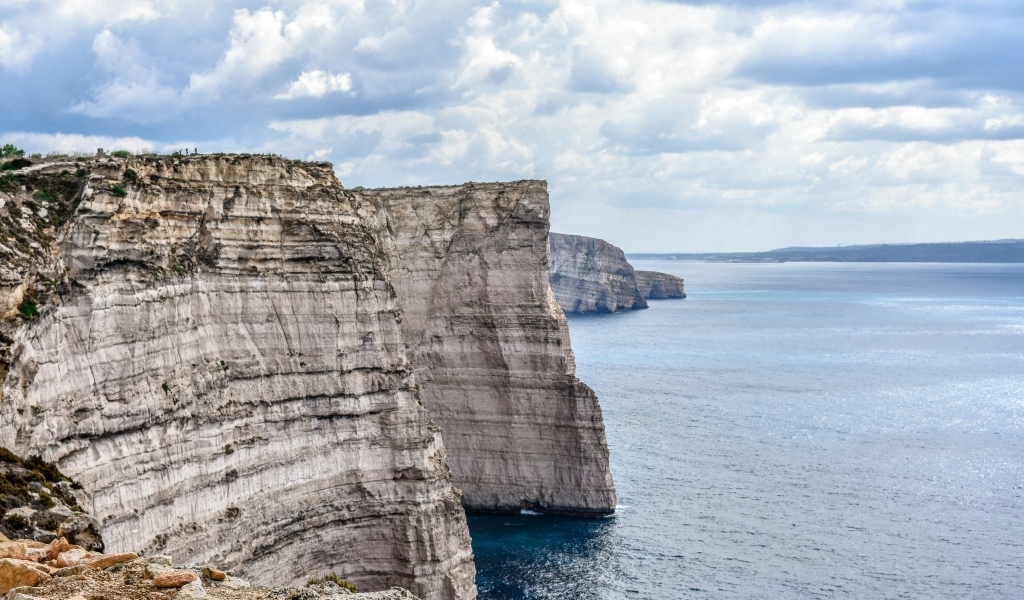 Высокие каменные утесы на берегу залива