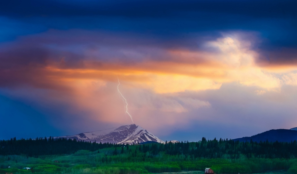 Молния ударила в вершину горы