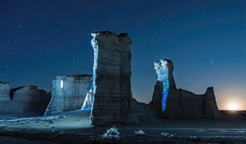 Горный монумент под ночным звездным небом