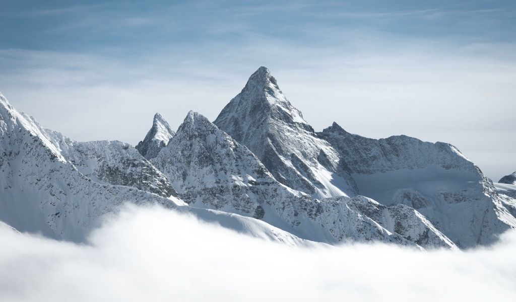 Покрытые глубоким белым снегом горные вершины