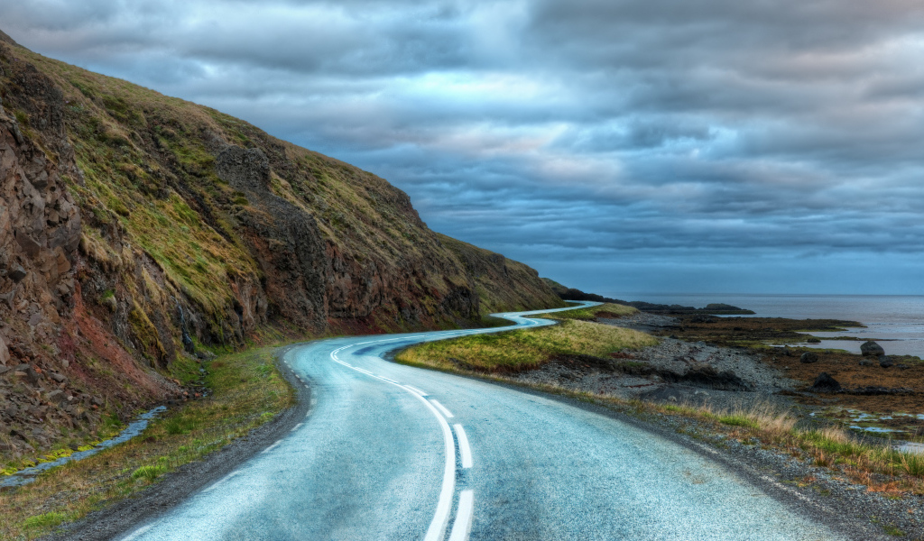 Дорога у гор под грозовым небом