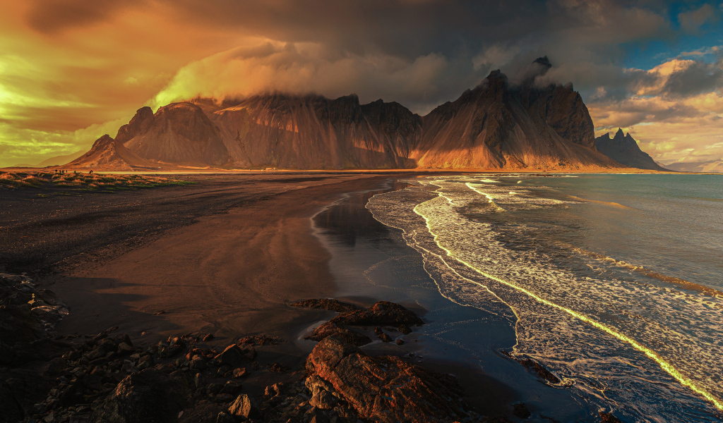 Горы на берегу спокойного озера