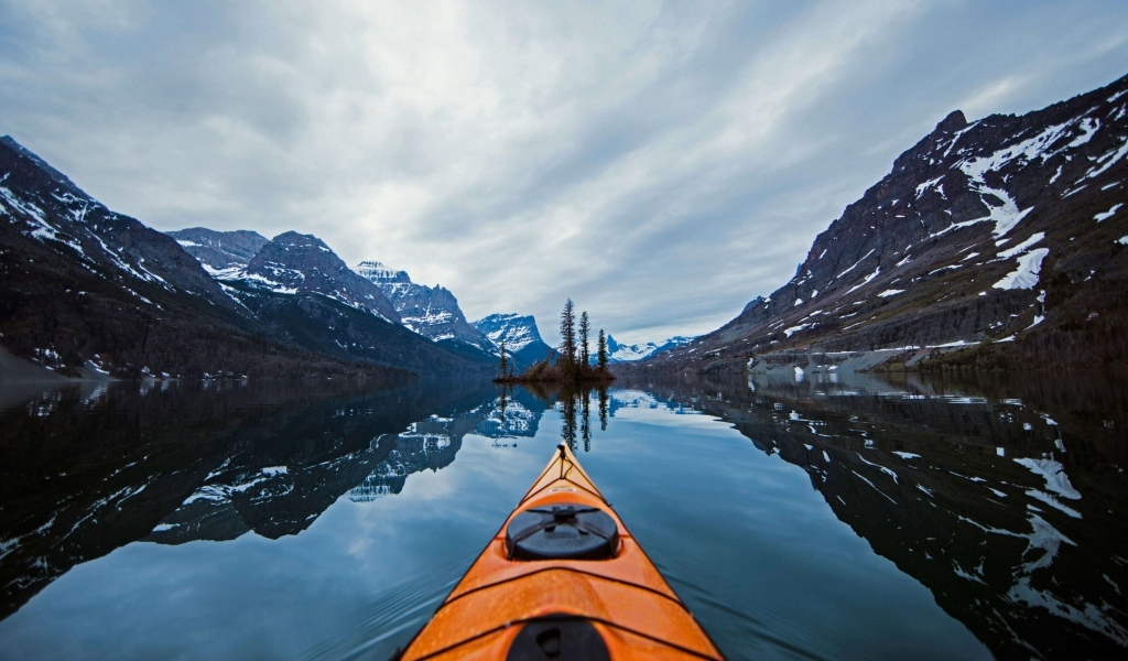 Горы окружают спокойную воду реки