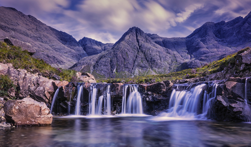 Красивый вид на горы и водопад