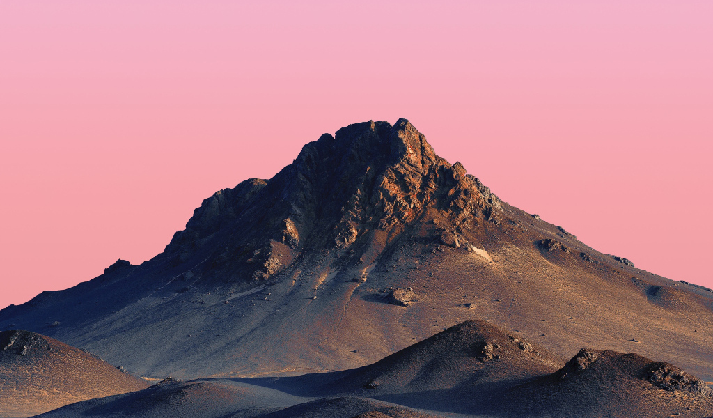 Розовое небо над вершиной горы
