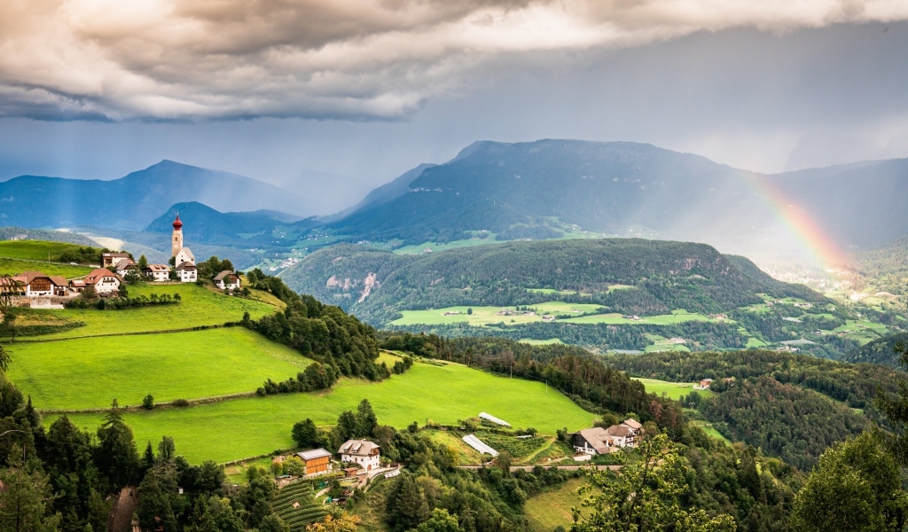 Дождь омывает покрытые зеленью горы