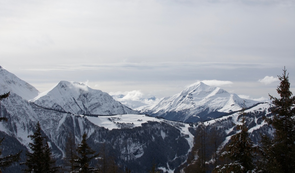 Острые вершины покрытых снегом гор