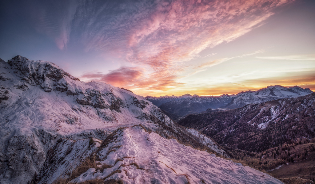 Небо над заснеженными Альпами