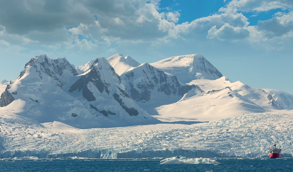 Заснеженные горы на берегу Арктики