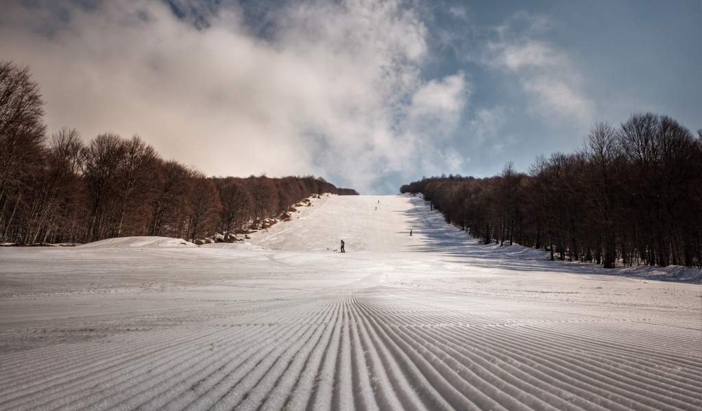 Покрытый снегом спуск с горы