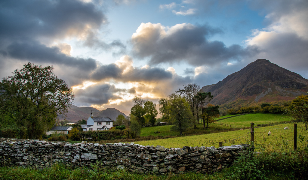 Восход солнца над горами у фермы