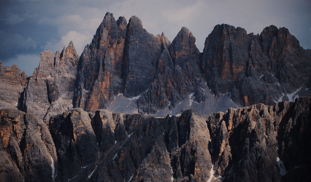 Грозные острые вершины гор крупным планом