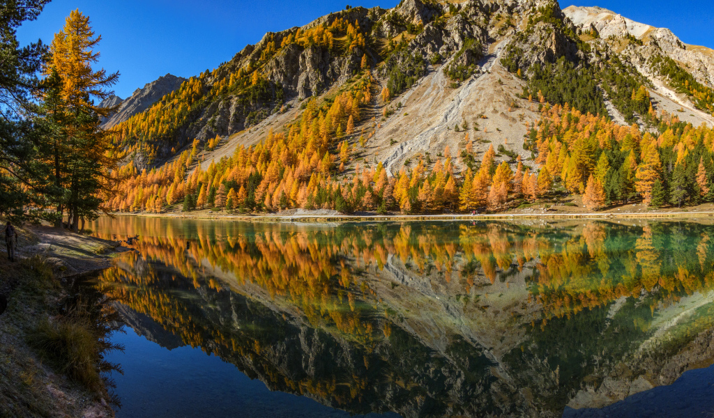 The Alps are reflected in the water in autumn