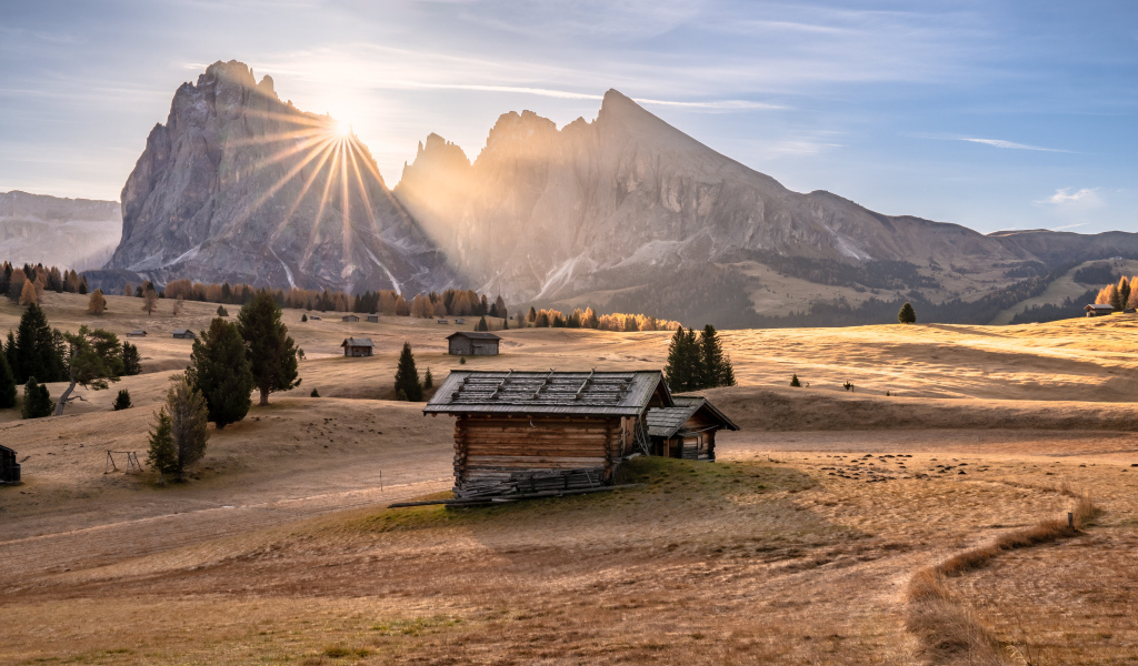 Яркое солнце осветило хижину в горах