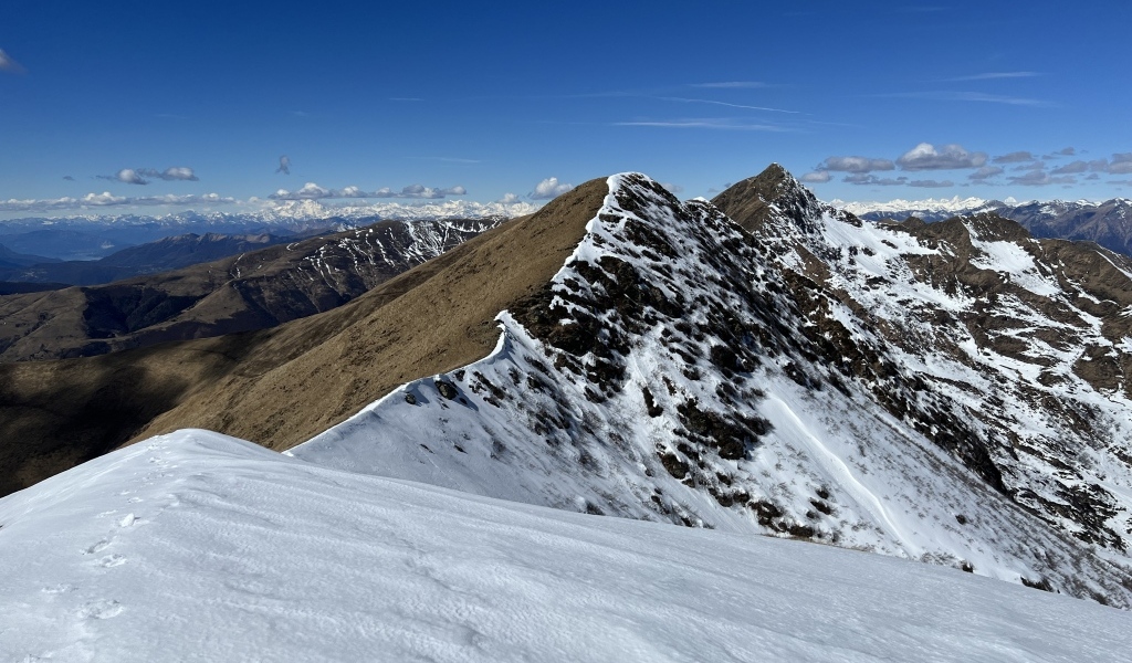 Вид на заснеженную гору под голубым небом