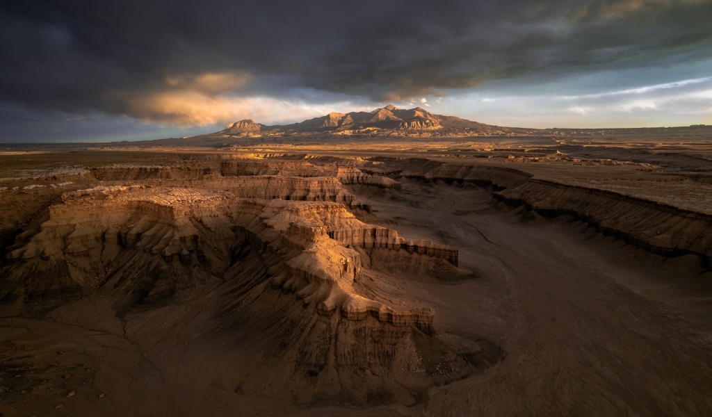 Вид на каньон под грозовым небом