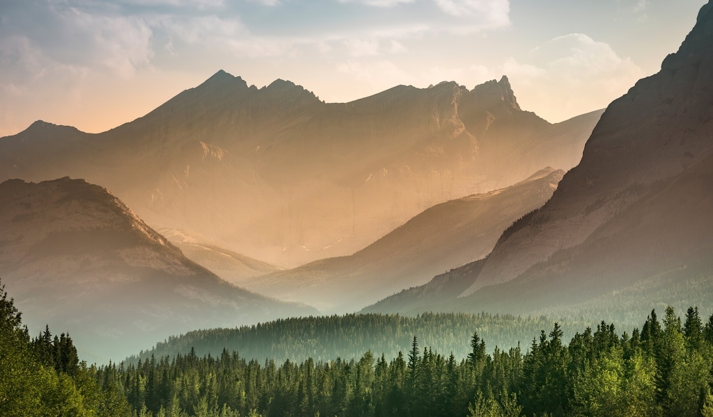 Вид на покрытые туманом горы