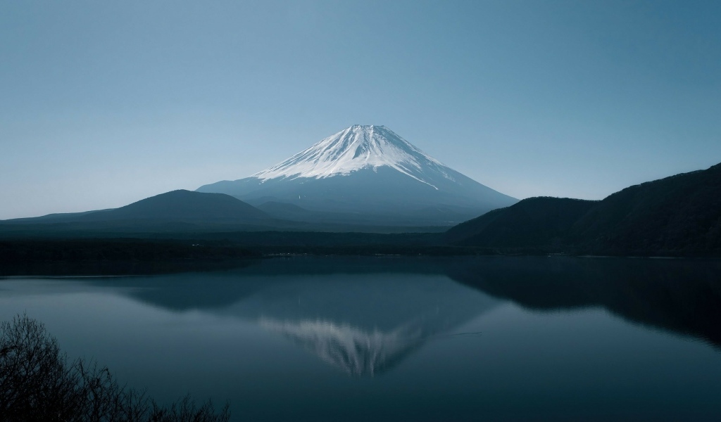 Вид на заснеженную гору Фиджи