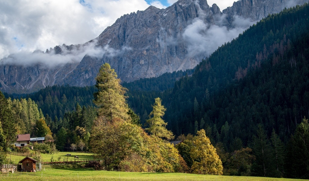 Белый туман над высокими каменными горами
