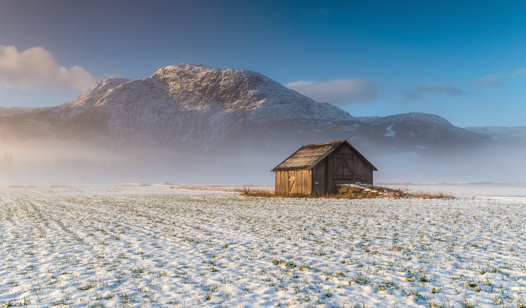 Деревянный дом в горах на снегу