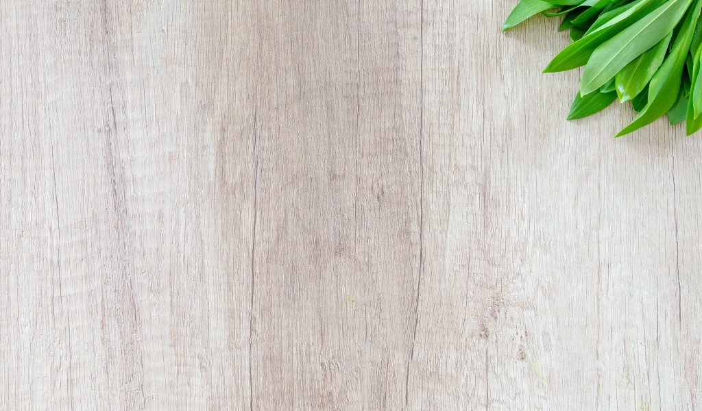 Зеленые листья на деревянном фоне