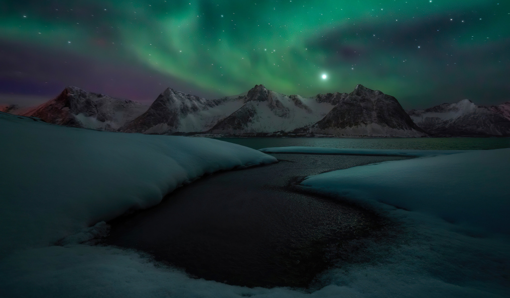 Полярное сияние над озером зимой