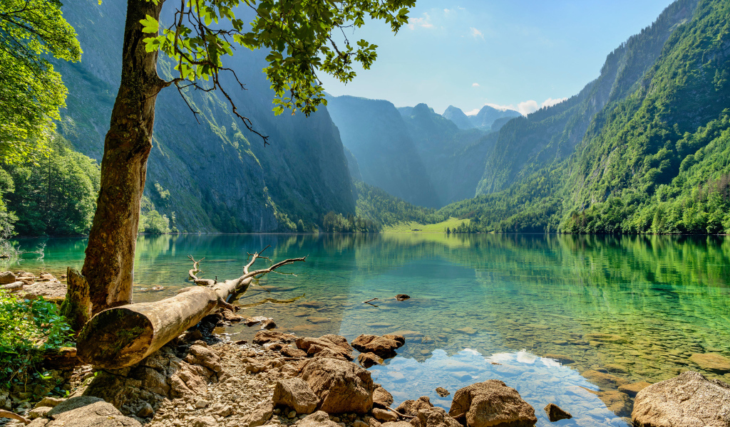 Красивое спокойное горное озеро с большими камнями