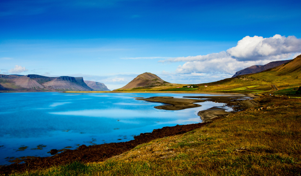 Красивый вид на озеро и гору под голубым небом