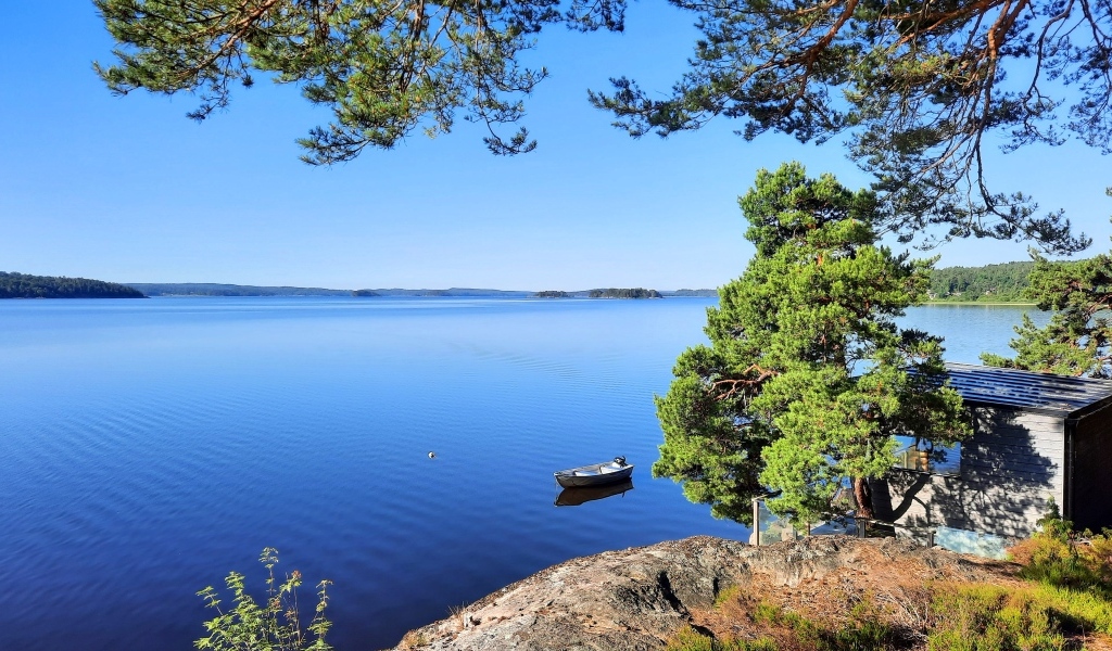 Красивый вид с утеса на спокойное озеро 