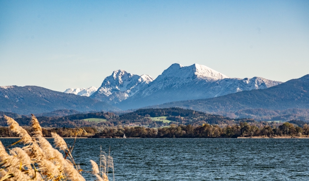 Голубое небо над горой у озера