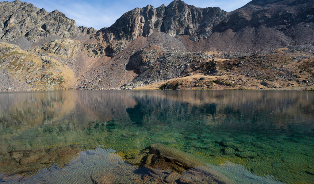 Прозрачная вода в карьере у гор