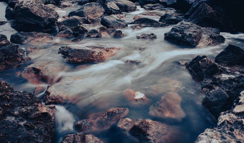 Много камней в быстрой горной реке