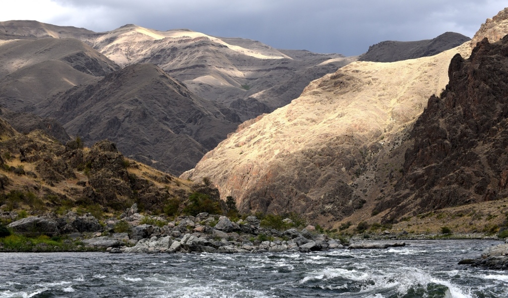 Река у горного массива