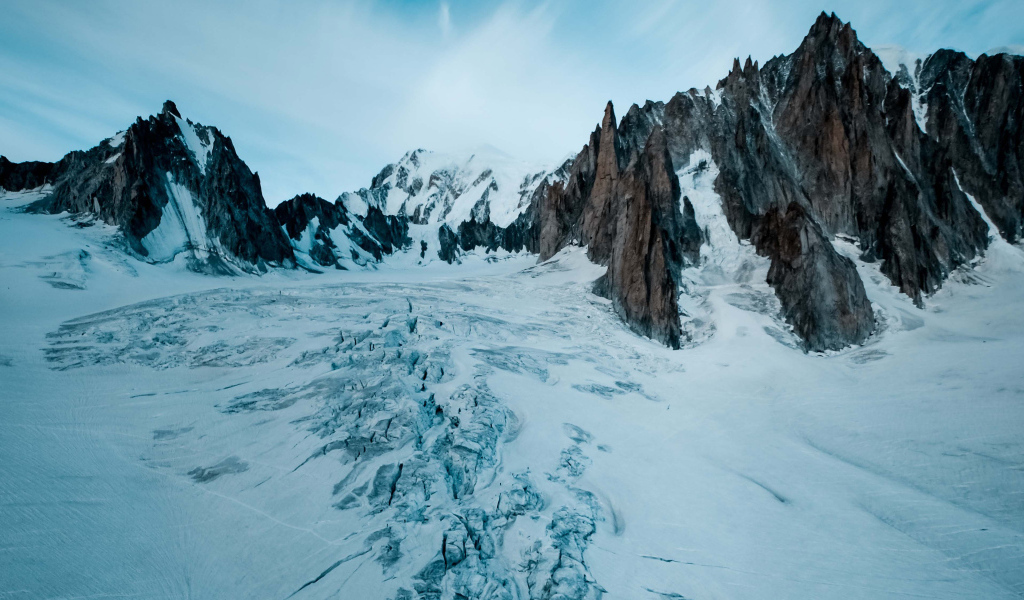Покрытое снегом озеро в горах зимой