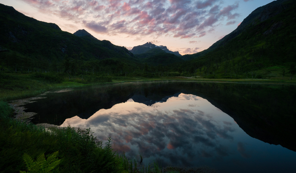 Вечернее небо отражается в горном озере