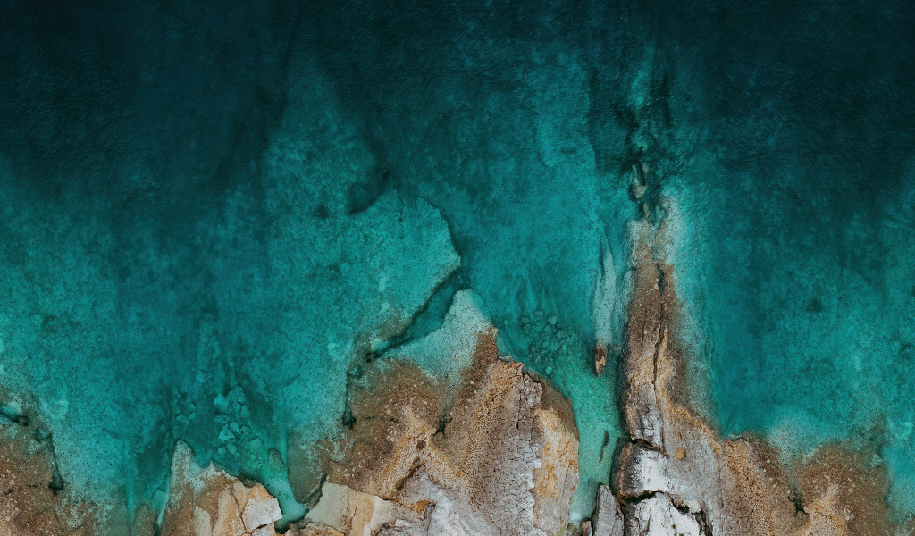 Вид сверху на дно озера