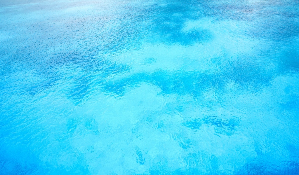 Спокойная бирюзовая вода в океане