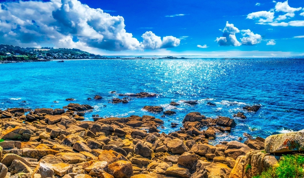 Красивая голубая морская вода под небом