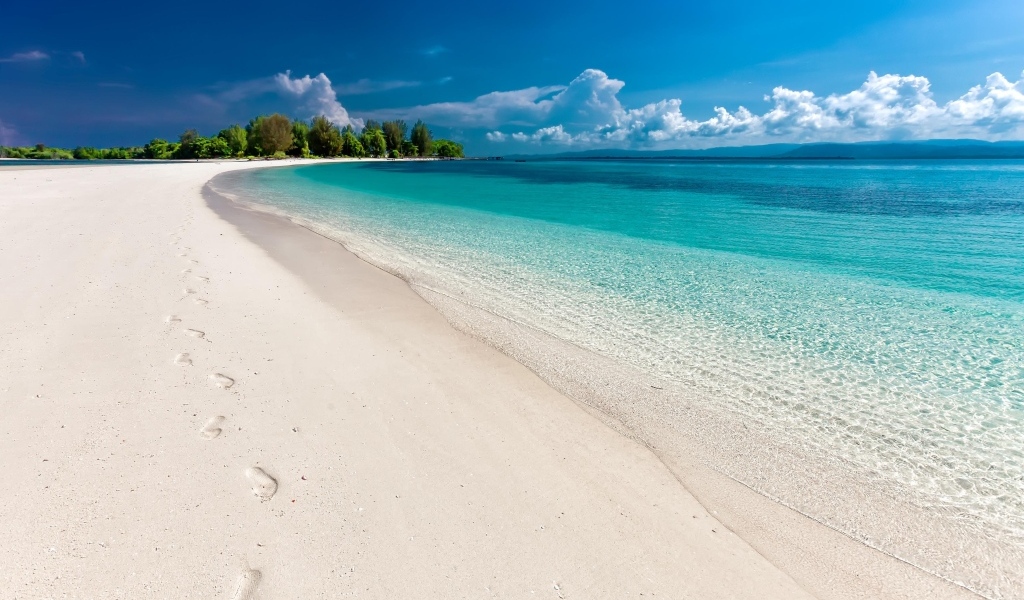 Красивая голубая вода океана на берегу с белым песком