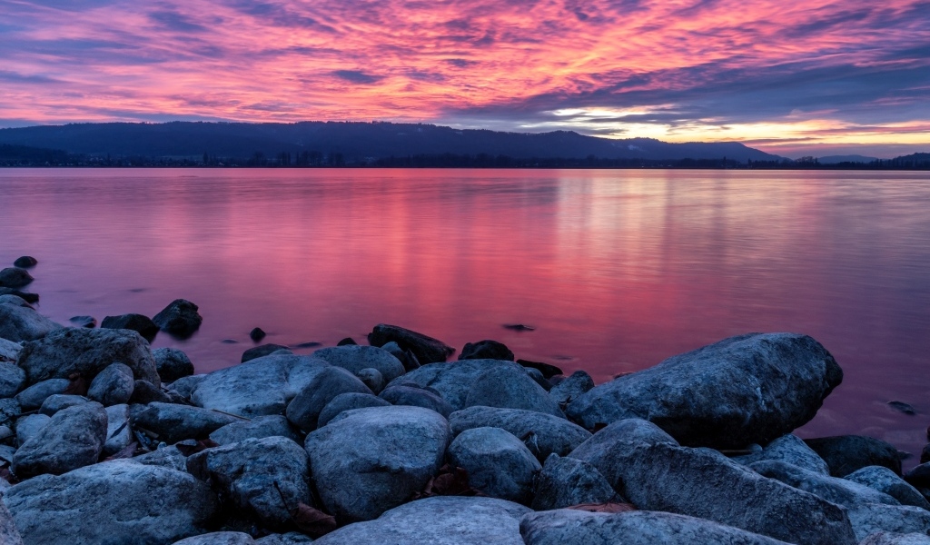 Красивый красный закат над заливом