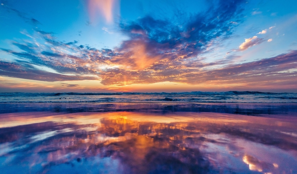 Красивое небо отражается в морской воде на рассвета