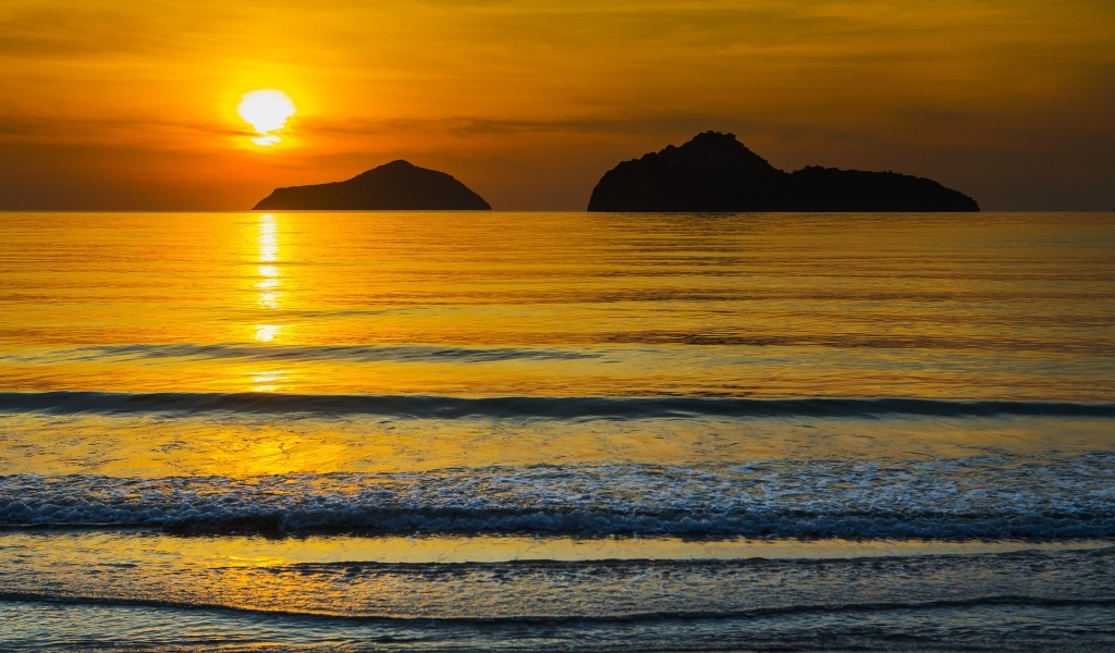 Красивый закат над спокойным морем летом